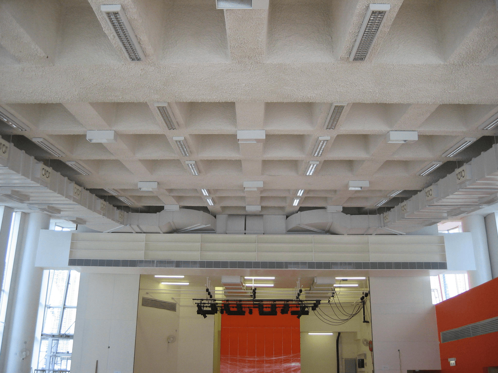 contemporary office space with medium textured ceiling finish, natural daylight, minimalist corporate